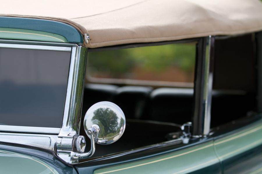 Детали экстерьера Auburn 8-105 Salon Dual Ratio Convertible Sedan 1933 года  (фото 13 из 48)